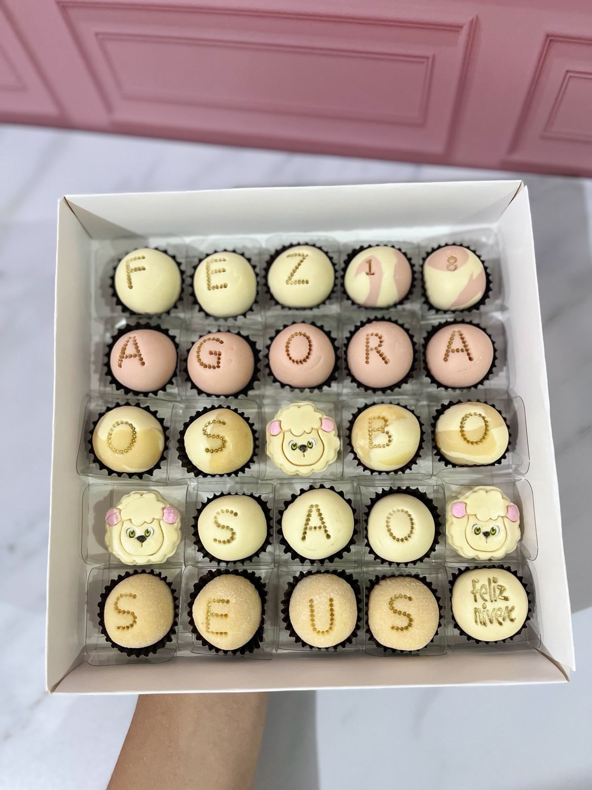 Caixa com brigadeiros personalizados com nomes e mensagem de agradecimento.